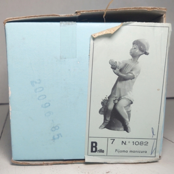 Lladro Pajama Manicurist porcelain girl with nail polish figurine w box - Picture 2 of 7